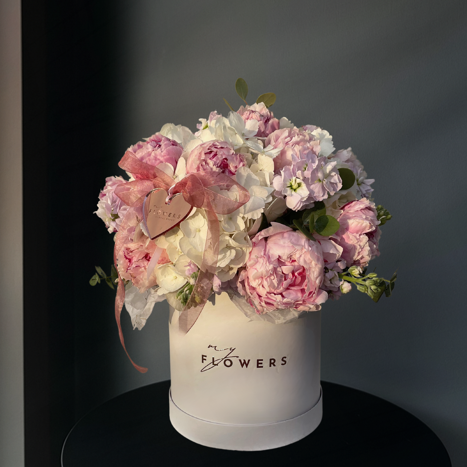 Пионы и гортензии в коробке