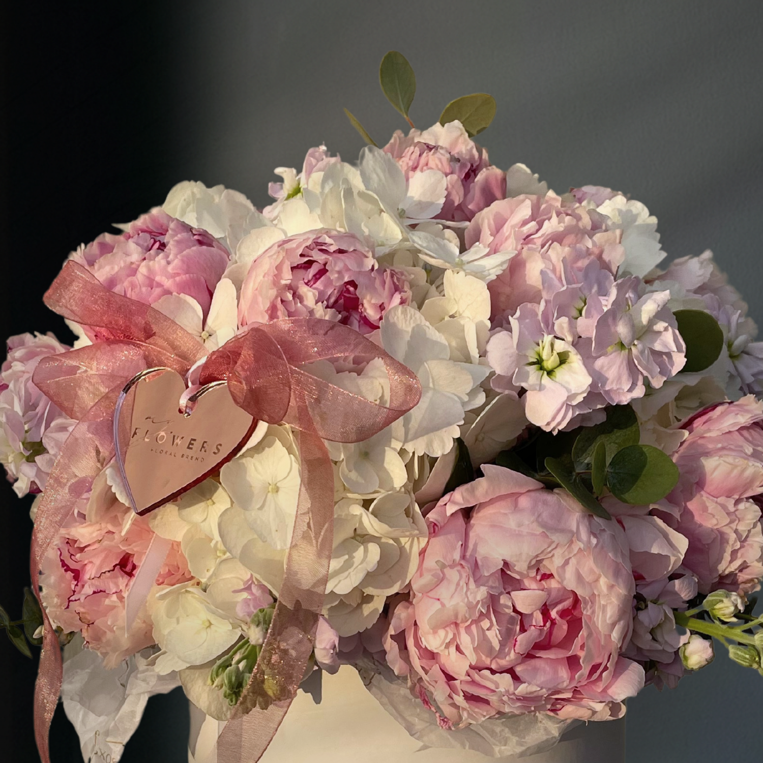 Піони та гортензії в коробці