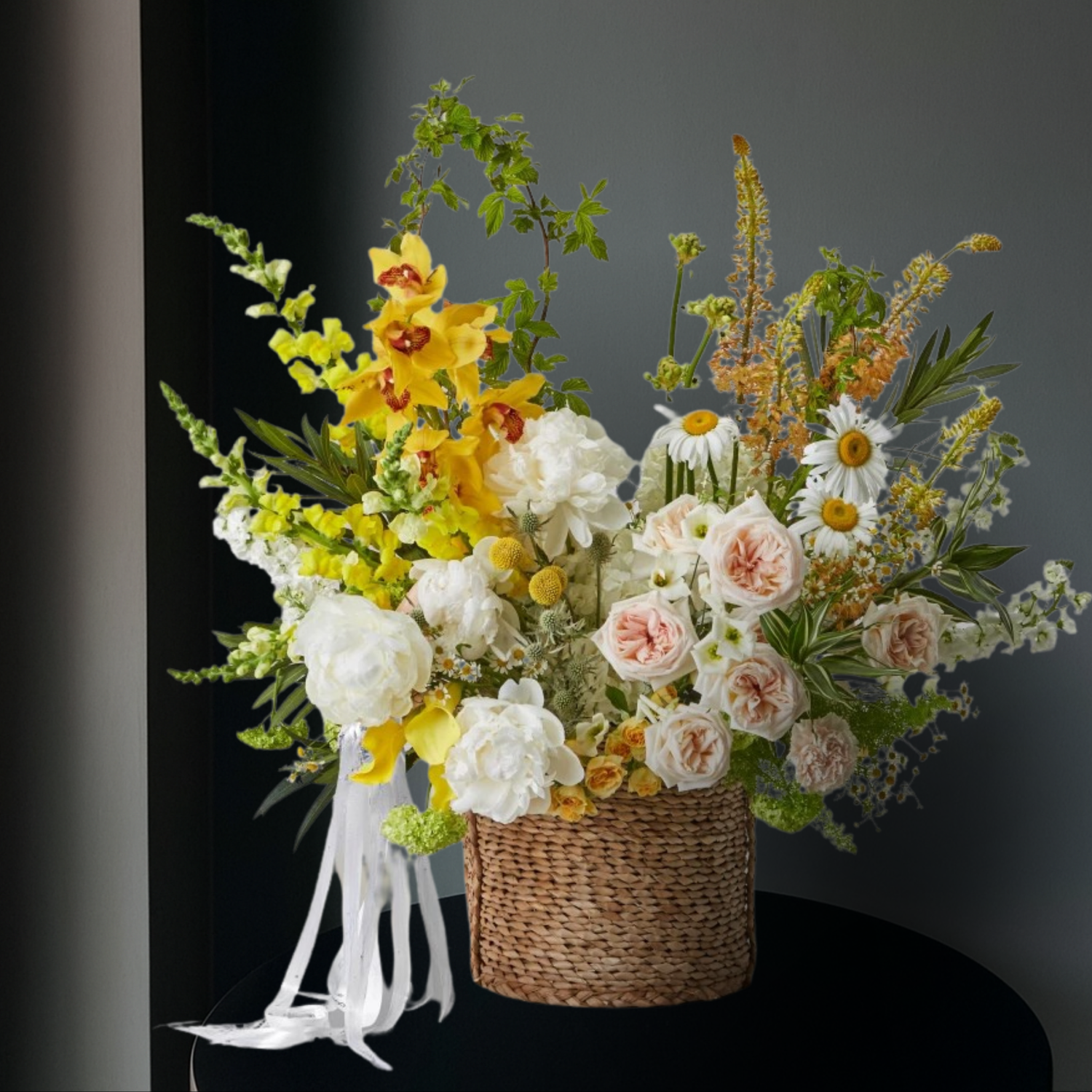 Цветы в корзине