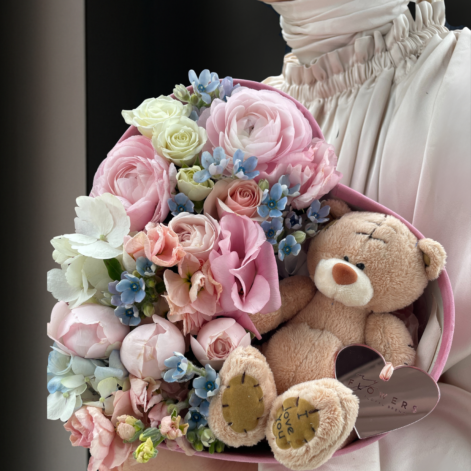 Коробка с цветами в форме сердца