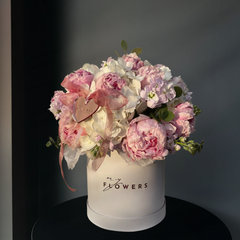 Пионы и гортензии в коробке