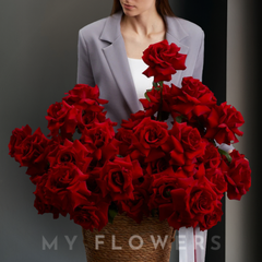 Розы в корзине